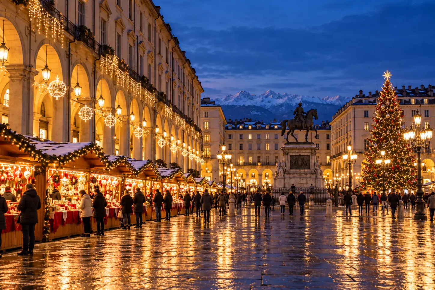 Il mercatino di Natale in una piazza porticata di Torino, con le casette di legno, le luminarie sui portici, il monumento equestre e un grande albero illuminato